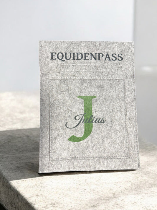 Personalisierte Equidenpass-Hülle aus Filz mit individueller Bestickung für Pferdebesitzer