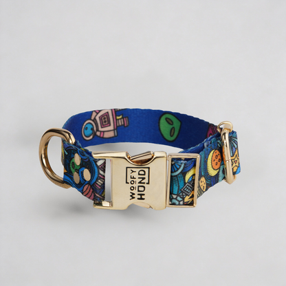 Galaxy Hundehalsband mit goldenen Metallaccessoires - Schnelltrocknend und stylisch

