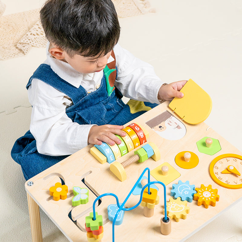 Montessori Spieltisch Detail – Formsortierer, Motorikschleife & Zahnräder 