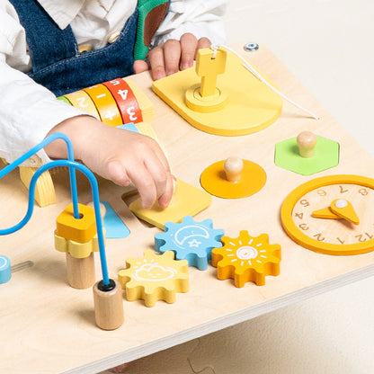  Kind spielt am Montessori Spieltisch – Lernspielzeug für Kleinkinder
