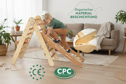  Kind klettert auf Montessori Kletterdreieck mit Rutsche – fördert Motorik und Gleichgewicht