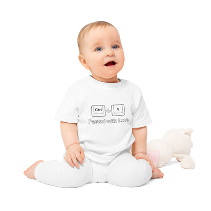 Pasted With Love Baby T-Shirt - Bio-Baumwolle Geschenk für Coder-Familien