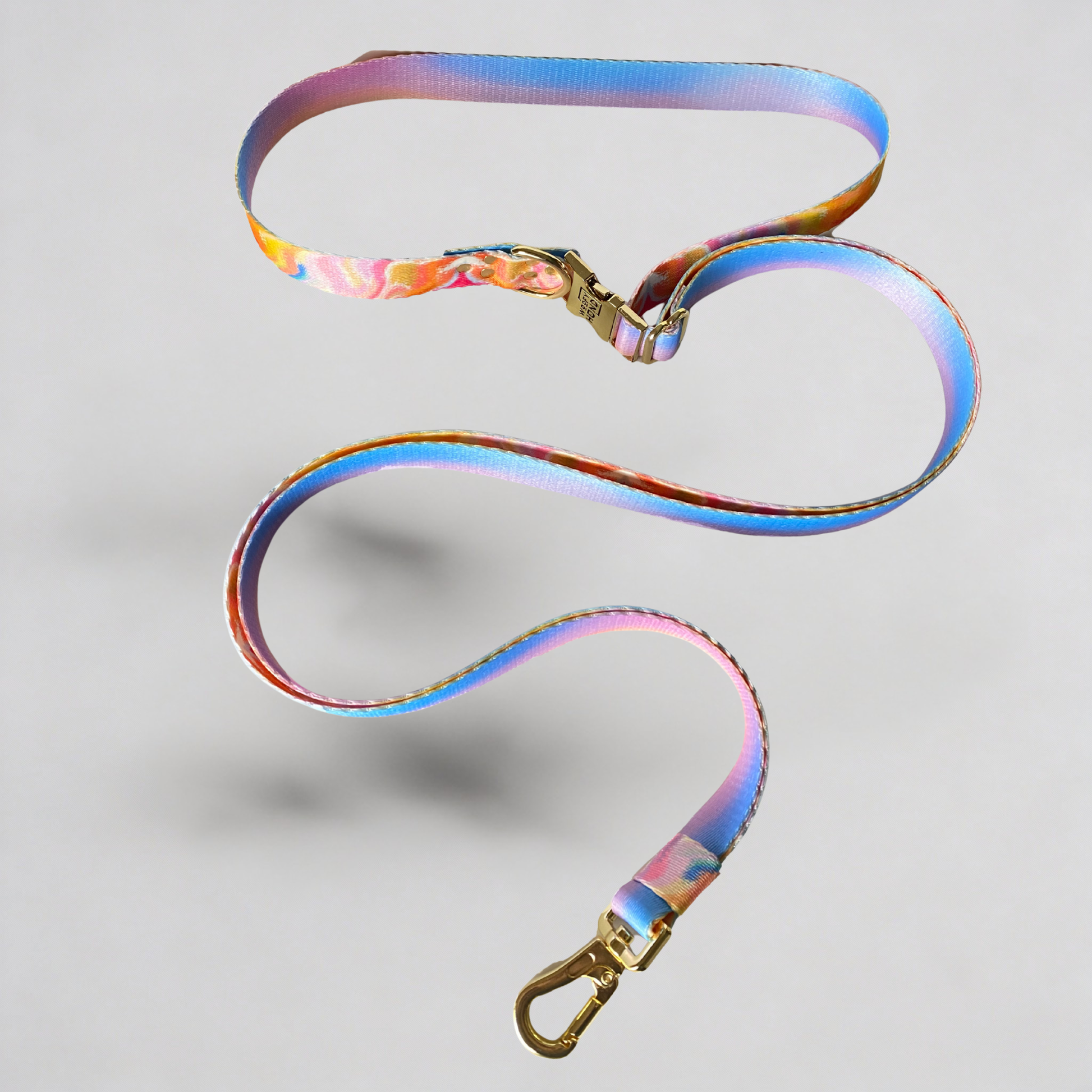 Aurora Hands-Free Leine - Detailansicht der verstellbaren Hüftgürtelfunktion mit magischem Farbverlauf und goldenen Karabinern
