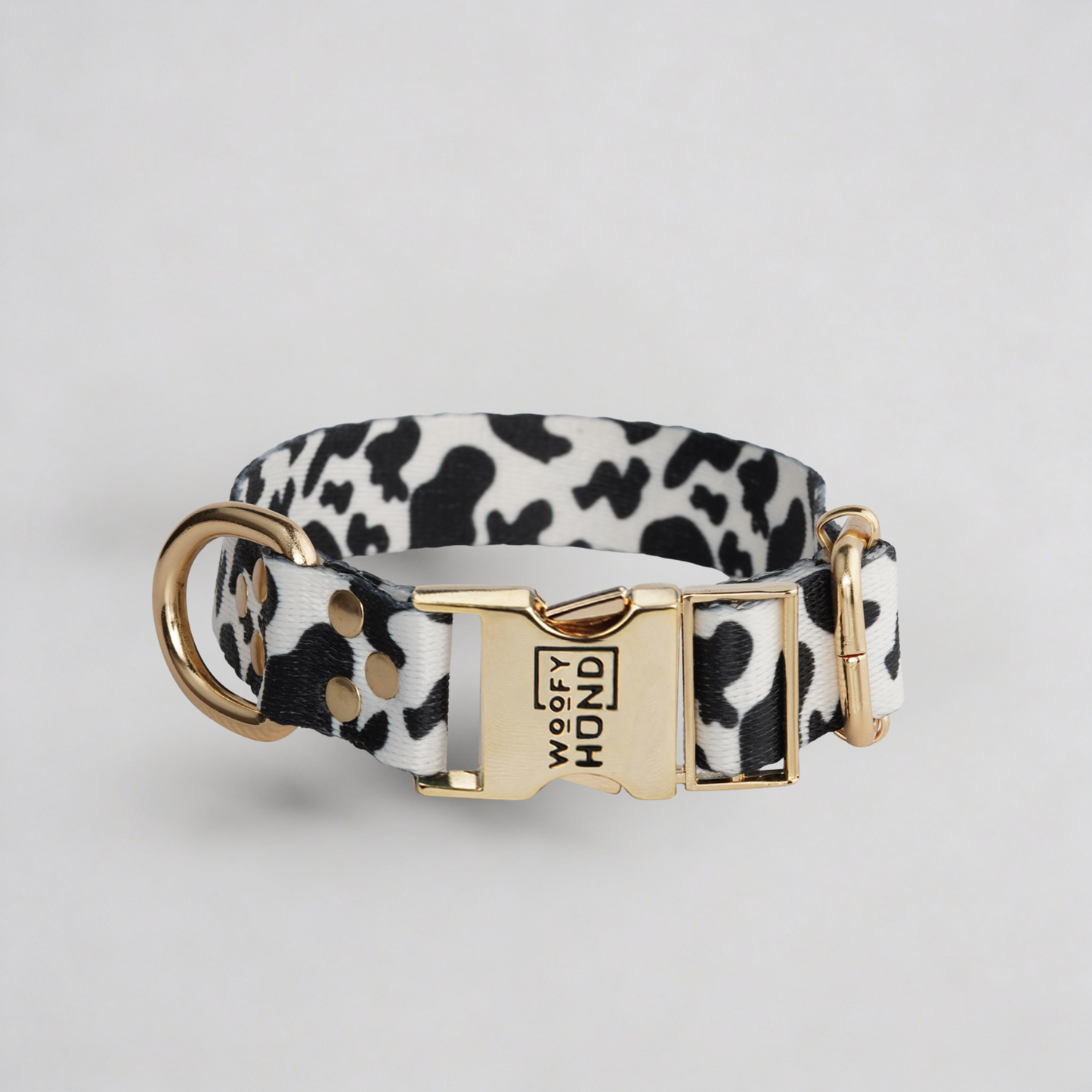 Moo-Tastic Hundehalsband mit Kuhflecken-Muster und goldenen Metallbeschlägen - Premium Hundezubehör von MKM Conceptstore



