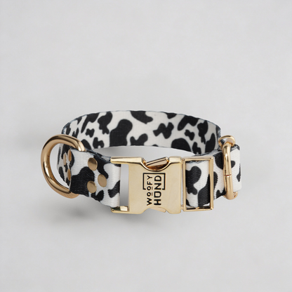 Moo-Tastic Hundehalsband mit Kuhflecken-Muster und goldenen Metallbeschlägen - Premium Hundezubehör von MKM Conceptstore



