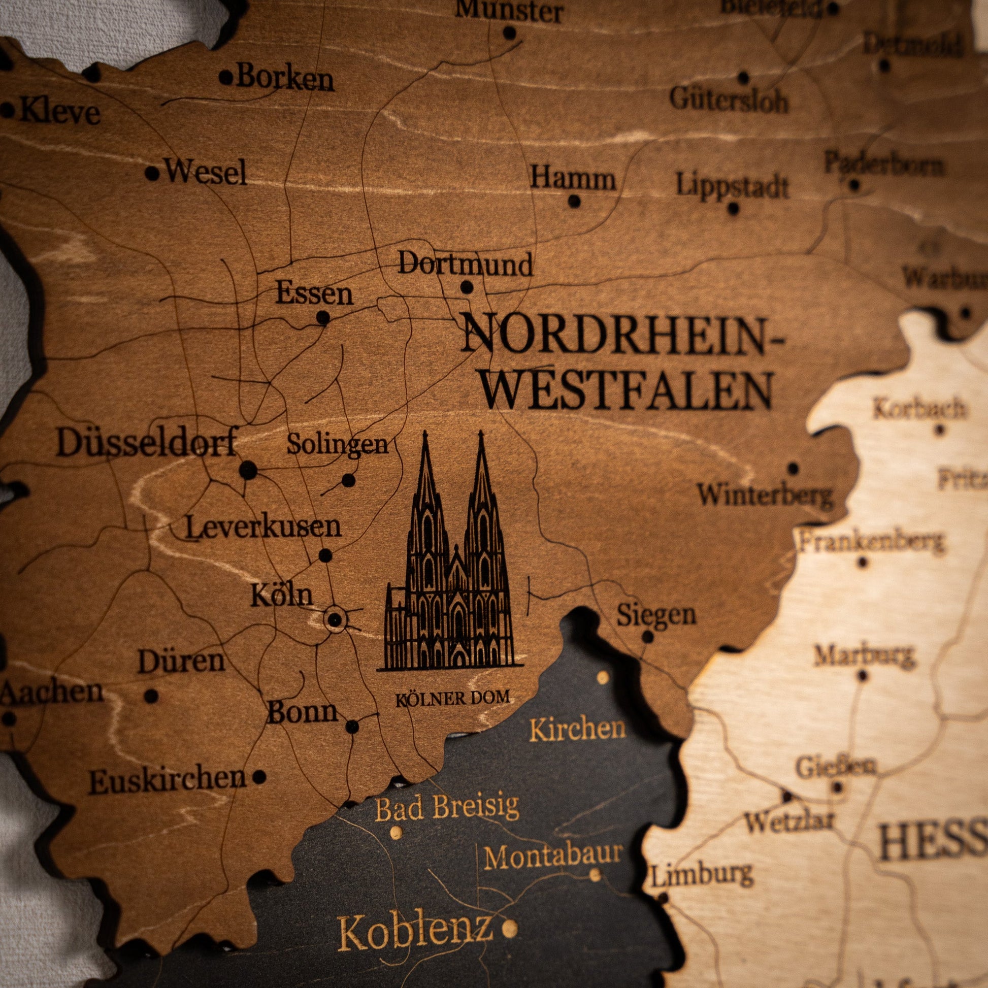  Deutschland 3D Holzkarte Detailansicht – feine Gravur mit Städten und Grenzen
