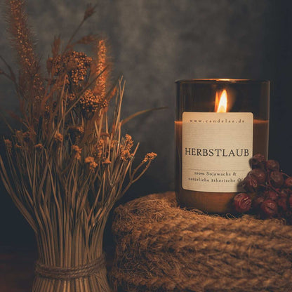 Duftkerze Herbstlaub Candelae recycelte Weinflasche – Waldduft Herbst Sojawachs – nachhaltig handgefertigt Rheinhessen