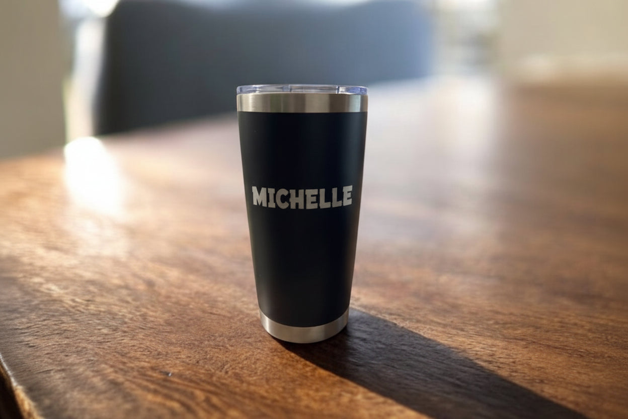 Personalisierbarer Thermobecher mit Namensgravur