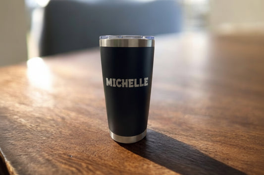 Personalisierbarer Thermobecher mit Namensgravur
