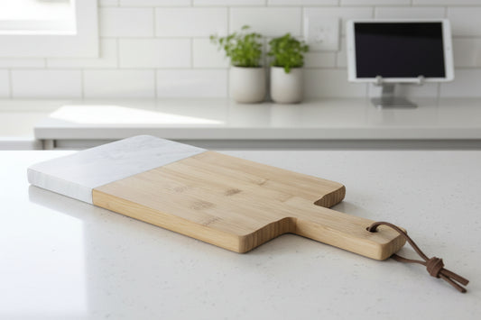 Personalisiertes Schneide- und Servierbrett aus Bambus und Marmor mit Kunstleder-Trageriemen, 30x15 cm