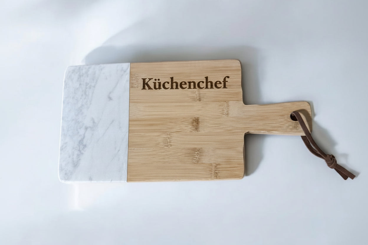 Personalisiertes Schneide- und Servierbrett aus Bambus und Marmor mit Kunstleder-Trageriemen, 30x15 cm