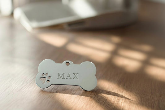 Personalisierter Hundeanhänger in Knochenform