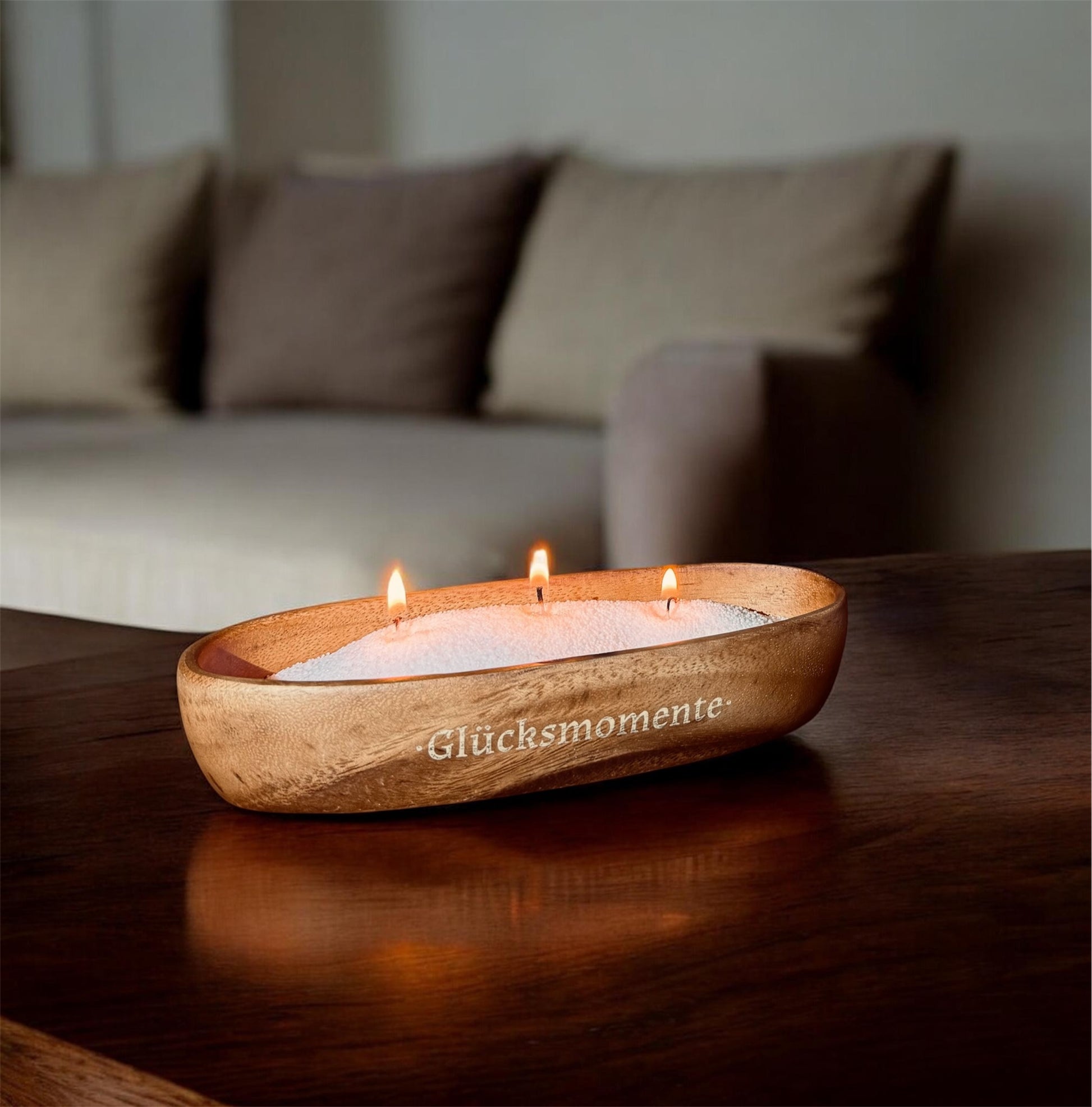 Vielseitige Bambusschale mit Kerzensand gefüllt und brennendem Docht - DIY Kerzenset aus Naturholz