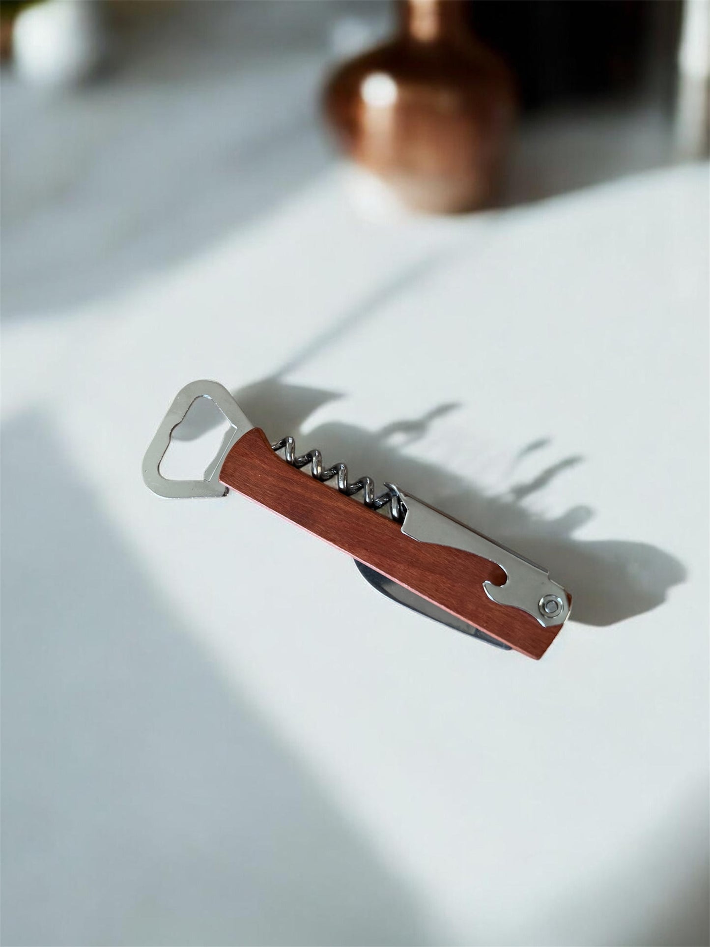 Wein-Flaschenöffner mit Personalisierung im Einsatz, praktischer Korkenzieher für Weinflaschen