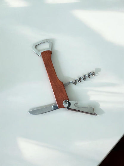 Nahaufnahme personalisierte Gravur auf Flaschenöffner, hochwertiger Edelstahl mit matter Oberfläche