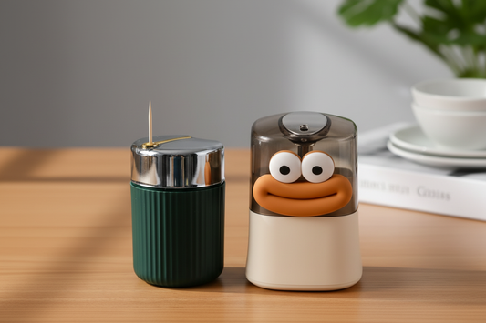 Beide Zahnstocherspender auf Tisch