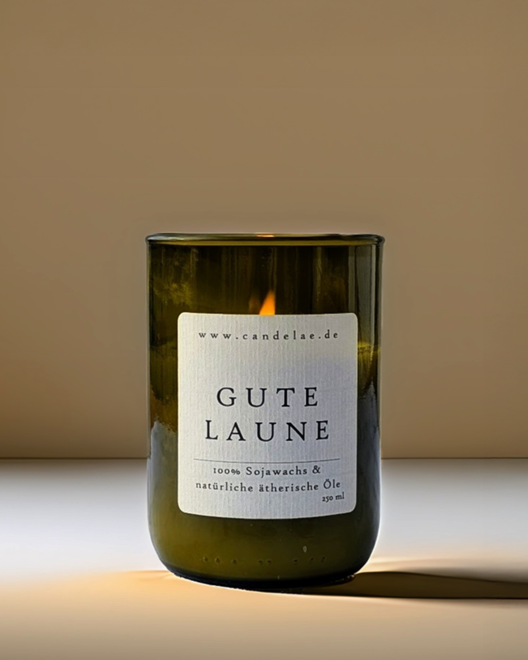 Duftkerze Gute Laune Sojawachs Zitrus – Zitrone Orange Grapefruit – nachhaltige Kerze recycelte Weinflasche handgemacht vegan
