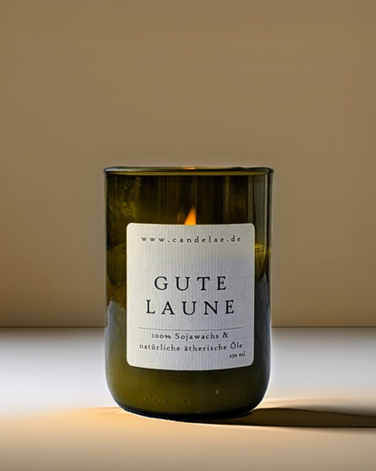 Duftkerze Gute Laune Sojawachs Zitrus – Zitrone Orange Grapefruit – nachhaltige Kerze recycelte Weinflasche handgemacht vegan
