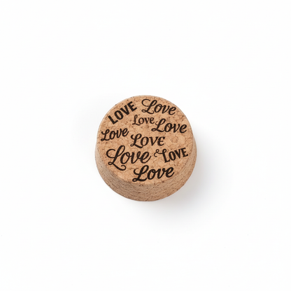 Korkdeckel mit Laser-Gravur LOVE fünfmal - personalisierte Geschenkidee in Schwarz