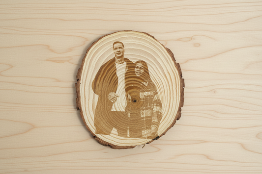 Personalisierte Baumscheibe mit individueller Fotogravur - Natürliche Holzscheibe mit Rinde