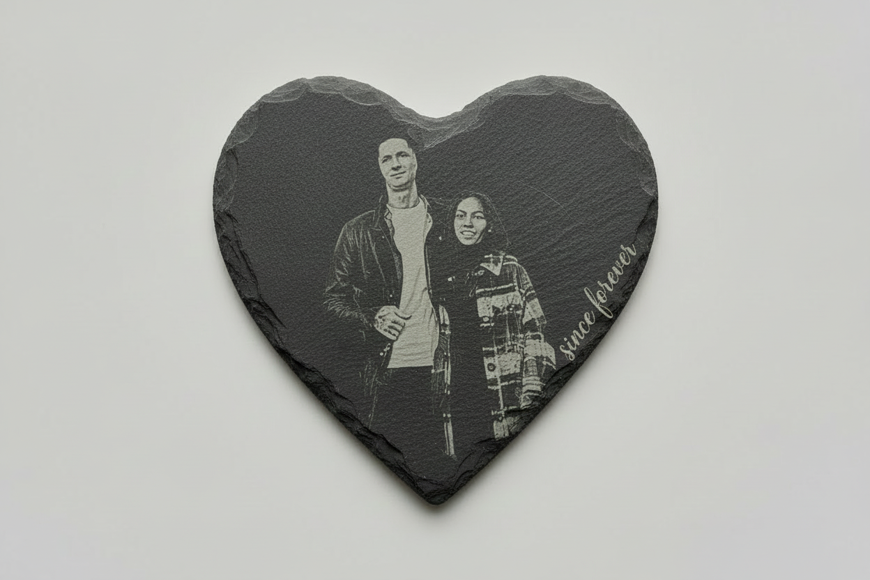 Herzförmiger Schiefer-Untersetzer mit personalisierter Fotogravur und Text 'since forever' - Individuell gestaltbar