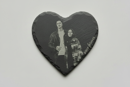 Herzförmiger Schiefer-Untersetzer mit personalisierter Fotogravur und Text 'since forever' - Individuell gestaltbar