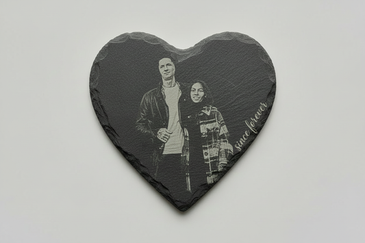 Herzförmiger Schiefer-Untersetzer mit personalisierter Fotogravur und Text 'since forever' - Individuell gestaltbar