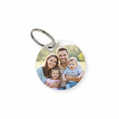 Personalisierter Schlüsselanhänger weiß mit Familienfoto Druck Beispiel Mockup