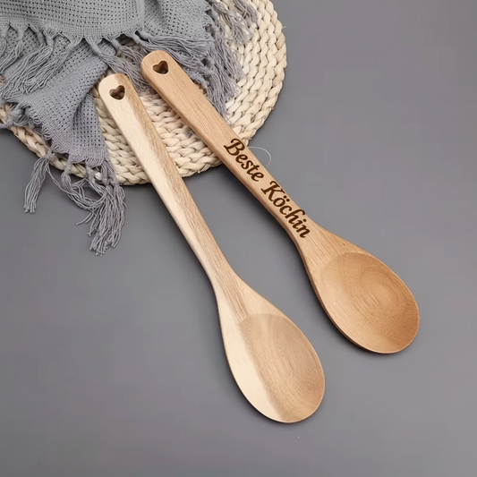Zwei personalisierte Holzlöffel aus Buchenholz mit Brandgravur 'Beste Köchin' am Stiel - handgefertigtes Küchengeschenk mit Herz-Detail