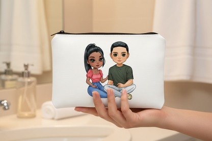 Personalisierte Kosmetiktasche mit Pärchen-Motiv in der Hand