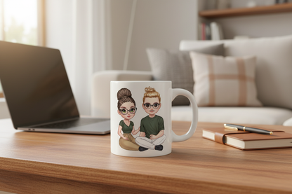 Personalisierte Tasse mit Pärchen-Motiv auf dem Tisch