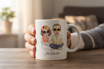 Personalisierte Tasse mit Pärchen-Motiv in der Hand gehalten