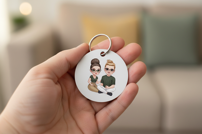 Personalisierter Schlüsselanhänger mit Pärchen-Motiv in der Hand