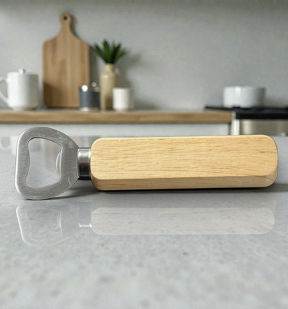 Holz Flaschenöffner personalisiert, Detailansicht der Gravur