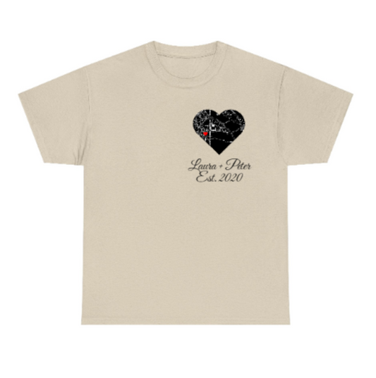 Personalisiertes weißes T-Shirt mit Koordinaten-Druck auf der Vorderseite linke Brust – Baumwolle Rundhalsausschnitt"